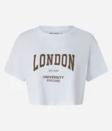 Remera deportiva corta de microfibra color blanco, con cuello redondo, mangas cortas y estampa "London" en marrón.