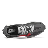 Championes New Balance 327, color gris y negro con detalles en rojo y suela blanca.
