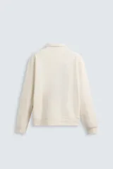 Sudadera negra de cuello alto con cierre de cremallera, corte regular y mangas largas.