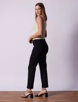 Pantalón blanco de gabardina elastizada, corte recto y largo al tobillo.