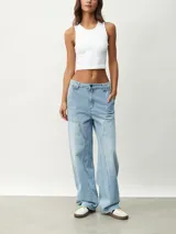Pantalón de jean celeste, corte ancho y tiro alto.
