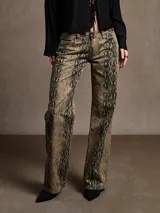 Pantalón de jean con estampado de piel de serpiente en tonos beige y negro, de corte recto.