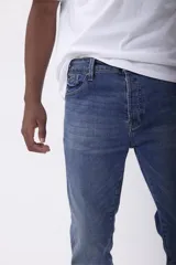 Pantalón de jean azul de corte recto.