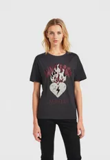 Remera negra de algodón con cuello redondo y mangas cortas. Estampado frontal con un corazón blanco con un rayo negro, llamas rojas y la frase "Live Life Loud".
