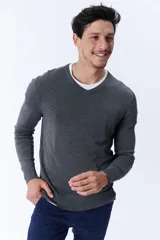 Sweater gris melange de tejido de punto con escote en V y mangas largas.