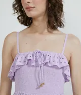 Vestido largo lila con tirantes finos, escote cuadrado, volantes en el busto y falda con textura de agujeros.