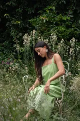 Conjunto de pollera midi y crop top celeste, con bordado de flores blancas.