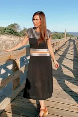 Vestido midi tejido de punto con rayas horizontales en la parte superior y falda calada.
