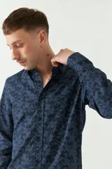 Camisa de manga larga con estampado de hojas en tonos azul marino y negro.