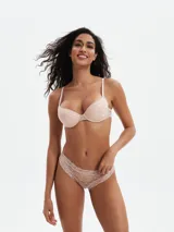 Soutien color beige con copas ligeramente acolchadas y estampado sutil de leopardo en encaje. Tirantes finos ajustables.