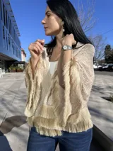 Kimono color beige con textura arrugada y flecos en las mangas y el ruedo.