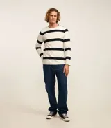 Remera de algodón color crudo con rayas horizontales azul marino, cuello redondo y mangas largas.