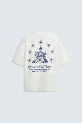 Camiseta blanca de corte holgado con cuello redondo y mangas cortas. Estampa en el pecho con la frase "Create a Narrative" en azul.