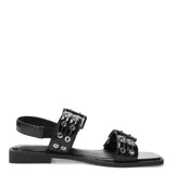 Sandalias bajas blancas con dos tiras anchas sobre el empeine, adornadas con hebillas metálicas plateadas y ojales.