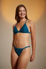 Top de bikini negro con corte triangular y textura acanalada.