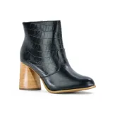 Botín negro con textura croco, taco de madera y punta cuadrada.