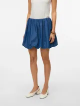 Minifalda azul denim de tiro alto con cintura elastizada y corte globo.