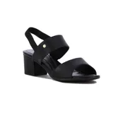 Sandalia de cuero sintético color negro, con dos tiras anchas sobre el empeine, hebilla lateral y taco cuadrado.