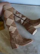Botas altas de gamuza color marrón con diseño geométrico en tonos beige y marrón. Cierre lateral con cremallera y tacón cuadrado. Diseño exclusivo.