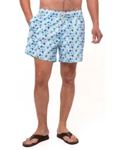 Short de baño celeste con estampado de ballenas en azul y gris. Tiene cintura elástica con cordón ajustable y bolsillos laterales.