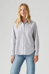 Camisa de manga larga a rayas verticales blancas, negras y violetas, con bolsillo en el pecho.