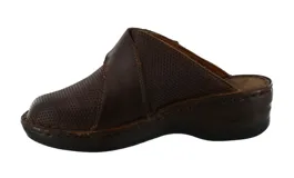 Zuecos negros de cuero sintético con plantilla acolchada, suela de goma y detalle de perforaciones en la capellada.