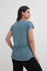 Remera azul con cuello redondo, bolsillo en el pecho y peplum en el ruedo.