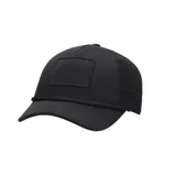 Gorra trucker negra de Nike con logo bordado en el frente, visera curva, paneles traseros de malla y cierre ajustable a presión. Presenta detalle de cuerda trenzada en la base de la corona.