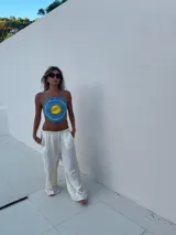 Top de diseño circular en tonos azul y amarillo, con tirantes ajustables y corte relajado.