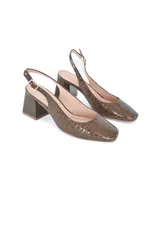 Zapato de cuero color taupe con estampado de piel de cocodrilo, con correa trasera ajustable y tacón cuadrado.