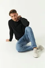 Sweater gris de algodón con cuello en V y logo bordado en el pecho.