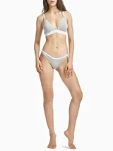Conjunto Calvin Klein One de algodón gris jaspeado, compuesto por un corpiño deportivo con breteles finos y una bombacha clásica de tiro medio con cintura elástica con logo de la marca.