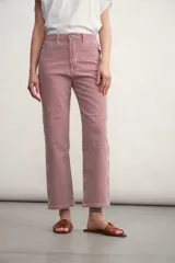 Pantalón jean de corte recto, con estampado a rayas verticales azules y blancas.