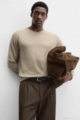 Jersey de hombre color beige, de lana fina, con cuello redondo y mangas largas.