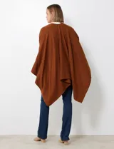 Ruana de tejido suave color morado oscuro, con cuello redondo y corte amplio tipo capa.