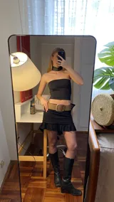 Minifalda negra de lino con spandex y volados en el ruedo.