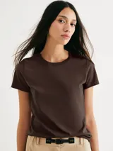 Camiseta de manga corta color terracota, con cuello redondo y corte ajustado.