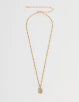 Cadena corta dorada con dije de la letra A cubierto de strass.