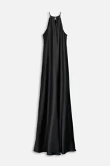 Vestido midi negro de satén con cuello redondo y tirantes finos.