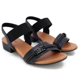 Sandalias negras de cuero con taco bajo y hebilla decorativa.
