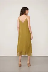 Vestido midi color verde oliva con breteles finos, escote en V y ruedo con detalles de encaje.