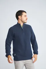Sweater borgoña de punto acanalado, con cuello alto y medio cierre frontal.
