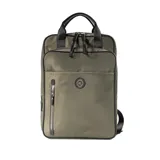 Mochila verde de poliéster con diseño rectangular y gran capacidad. Tiene acceso con cierre, dos bolsillos externos con cierre, un bolsillo interno con cierre y dos bolsillos internos abiertos. Las correas son regulables y las asas fijas. El interior es de tela de algodón y poliéster.