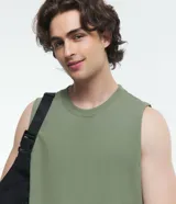 Musculosa marrón de algodón con cuello redondo y corte clásico.