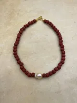 Collar con cuentas de piedra volcánica de 8mm y perla de río.