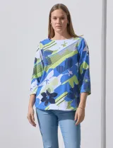 Blusa estampada con cuello redondo y mangas 3/4. Tiene apliques de botones en los hombros.