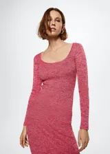 Vestido midi de punto fino color fucsia, con cuello redondo y mangas largas.