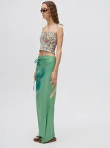 Top corto negro con textura fruncida, tirantes finos con lazos ajustables y corte crop.