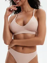 Soutien color beige de microfibra con breteles finos regulables y espalda deportiva.
