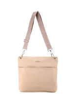 Bandolera Terrano color beige con correa de hombro ajustable en blanco y negro. Cuenta con bolsillo frontal, cierre metálico y portallaves interior.